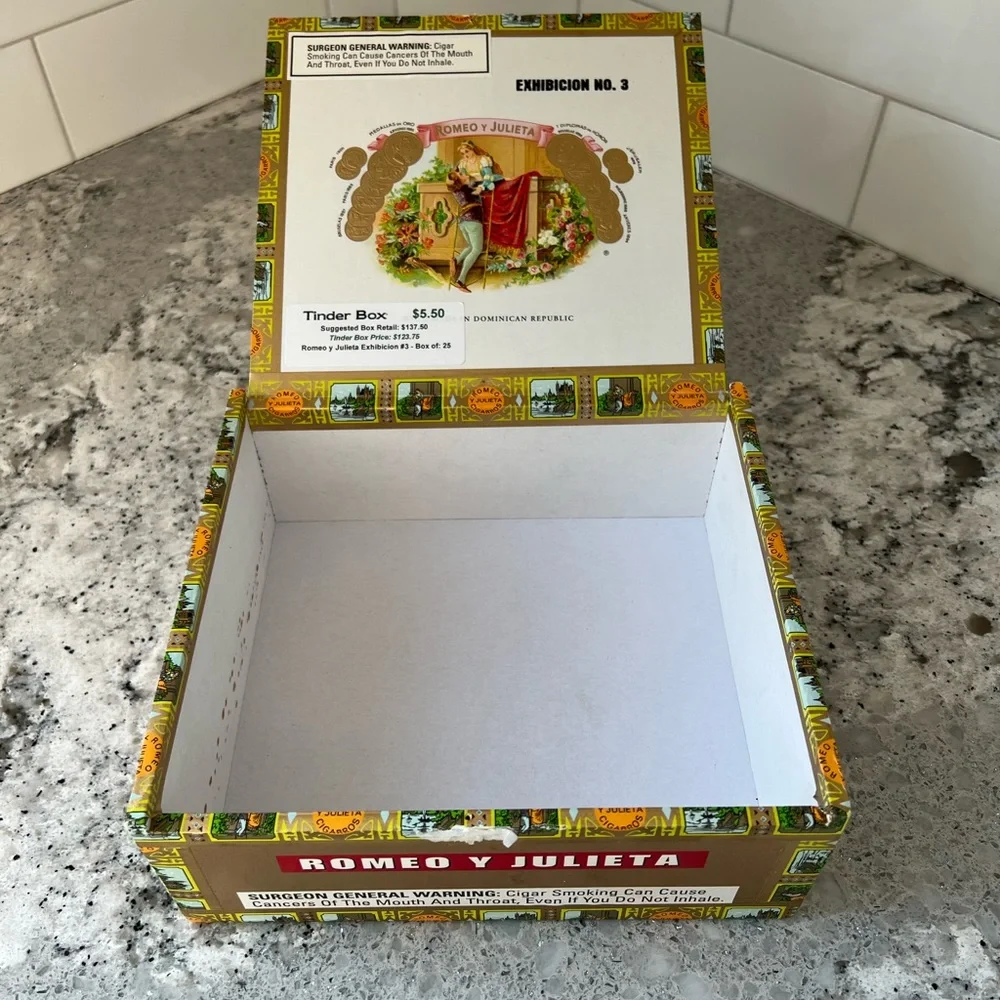 Romeo Y Julieta Exhibicion # 3 cigar box